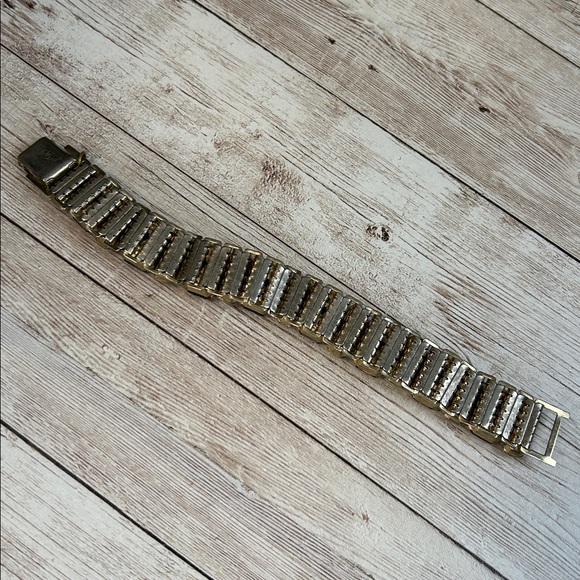 1950s Coro Pegasus bracelet featuring purple and lavender baguette rhinestones - Picture 6 of 10